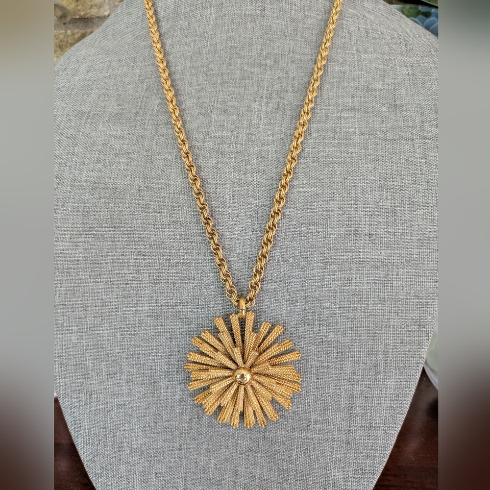 Vintage Monet ☀️ Sunburst Starburst Medallion Necklace - Picture 9 of 16